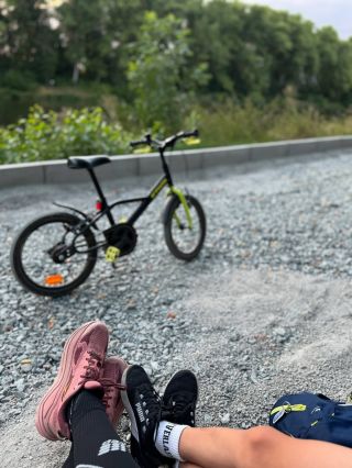 Jestli nás poslední dny něco opravdu baví, jsou to výlety na cyklostezku. Testuju nové trailové běžecké boty, M. jsme...